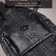 A mostrar a imagem para Bolsa masculina de mão em couro de crocodilo, novo modelo de 2024, leve e luxuosa, com grande capacidade, estilo envelope para carregar sob o braço. ImagemBolsa masculina de mão em couro de crocodilo, novo modelo de 2024, leve e luxuosa, com grande capacidade, estilo envelope para carregar sob o braço.