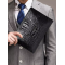 A mostrar a imagem para Bolsa masculina de mão em couro de crocodilo, novo modelo de 2024, leve e luxuosa, com grande capacidade, estilo envelope para carregar sob o braço. ImagemBolsa masculina de mão em couro de crocodilo, novo modelo de 2024, leve e luxuosa, com grande capacidade, estilo envelope para carregar sob o braço.