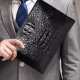 A mostrar a imagem para Bolsa masculina de mão em couro de crocodilo, novo modelo de 2024, leve e luxuosa, com grande capacidade, estilo envelope para carregar sob o braço. ImagemBolsa masculina de mão em couro de crocodilo, novo modelo de 2024, leve e luxuosa, com grande capacidade, estilo envelope para carregar sob o braço.